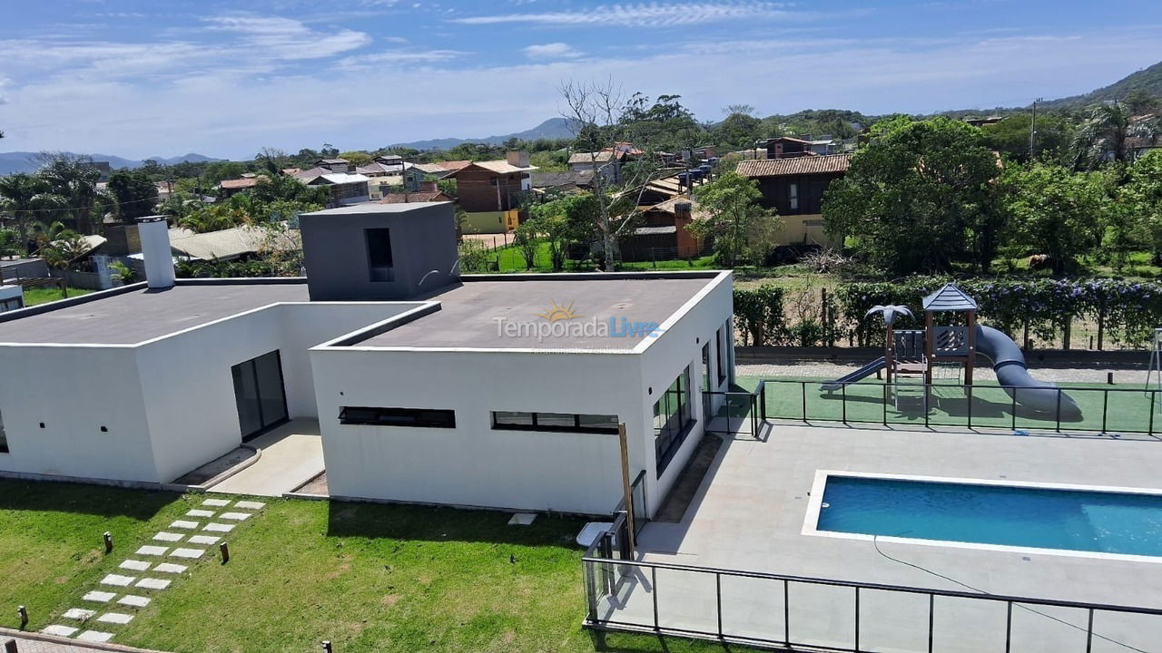 Casa para aluguel de temporada em Imbituba (Praia da Rosa)