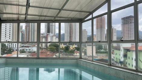 Apartamento com Piscina Privativa e Churrasqueira — A 50m da Praia
