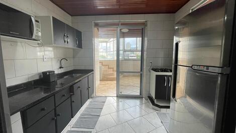 Apartamento com Piscina Privativa e Churrasqueira — A 50m da Praia