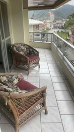 Apartamento com Piscina Privativa e Churrasqueira — A 50m da Praia