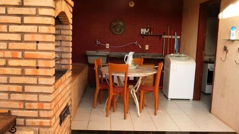 Área goumert do chalé com churrasqueira coberta, ducha e piscina