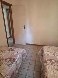 Quarto solteiro com 2 camas novas