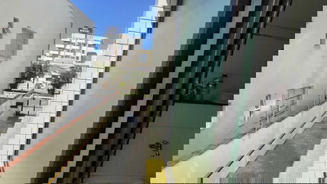 Vista pra rua da janela da cozinha 