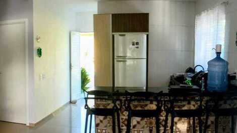 Casa con piscina en Itapoá, capacidad para 8 personas, a 500 m del mar.