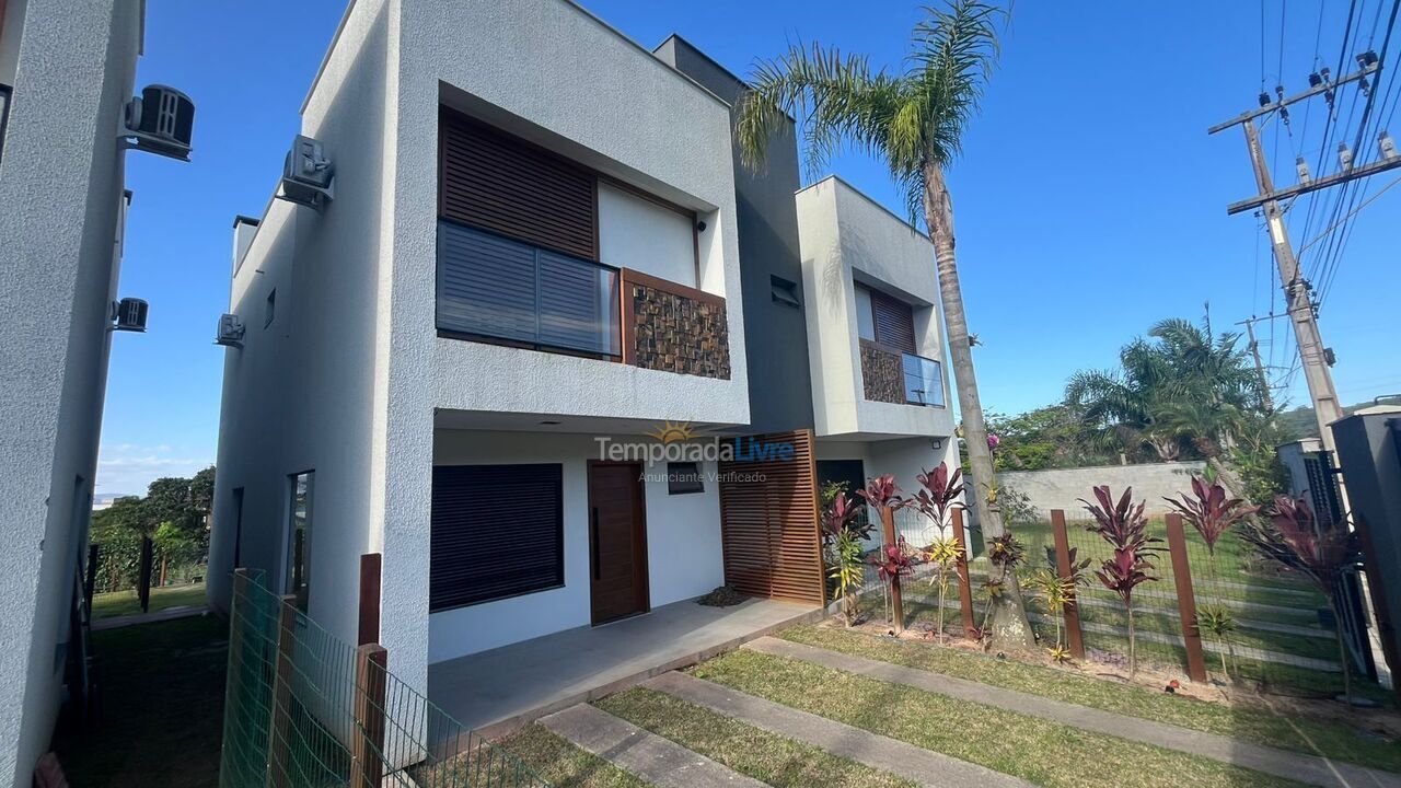 Casa para aluguel de temporada em Imbituba (Praia do Rosa)