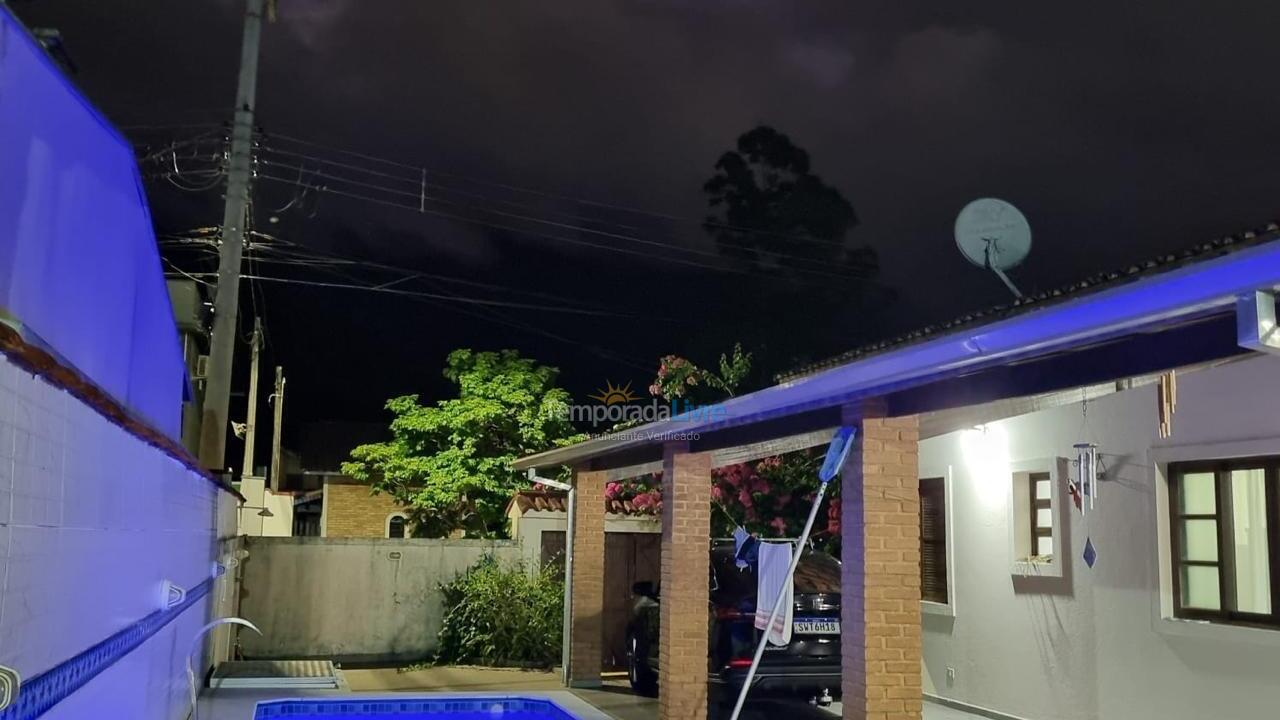Casa para aluguel de temporada em Caraguatatuba (Massaguaçu)