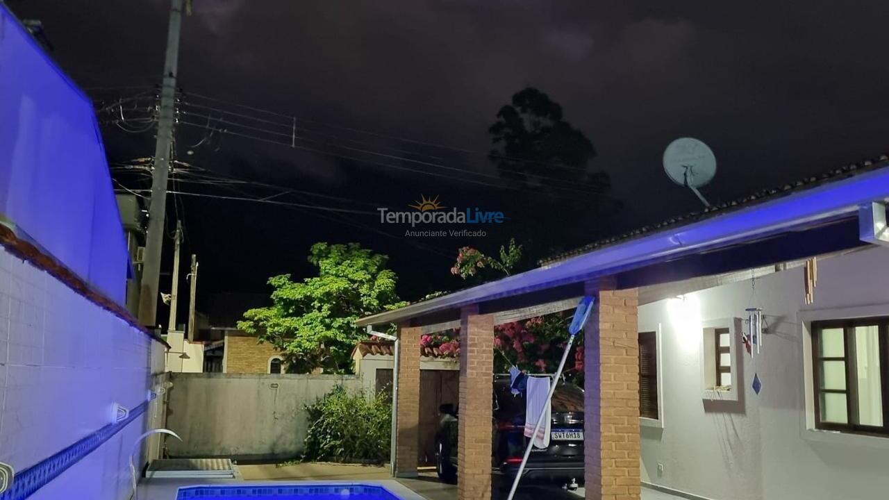 Casa para aluguel de temporada em Caraguatatuba (Massaguaçu)
