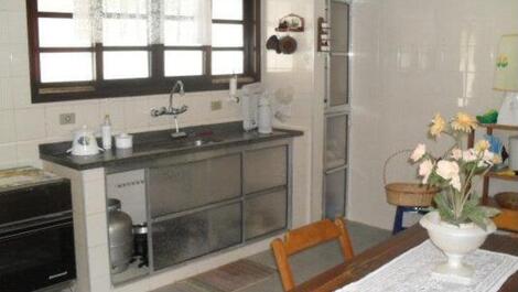 Casa bem ótima localização, situada entre o mar e as montanhas