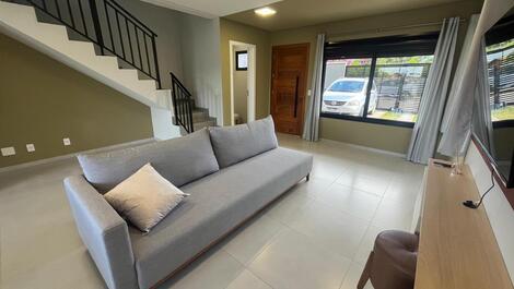 Casa em Condomínio para Aluguel de Temporada na Praia do Rosa