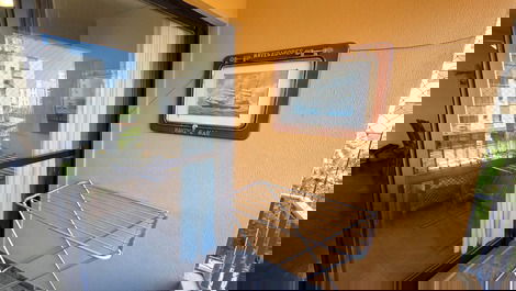 Enseada 2 bedrooms, 1 suite, balcony with screens, 1 parking space, beach service