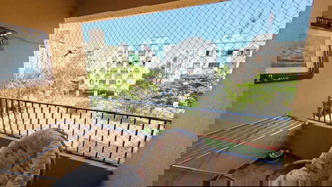 Enseada 2 bedrooms, 1 suite, balcony with screens, 1 parking space, beach service