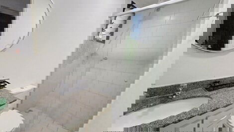 Enseada 2 bedrooms, 1 suite, balcony with screens, 1 parking space, beach service