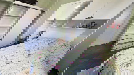 Enseada 2 bedrooms, 1 suite, balcony with screens, 1 parking space, beach service