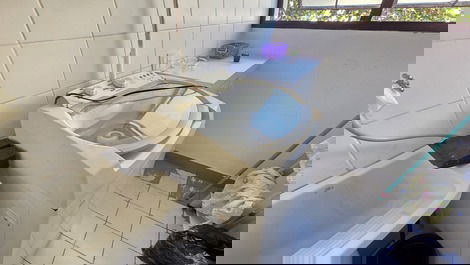 Enseada 2 bedrooms, 1 suite, balcony with screens, 1 parking space, beach service