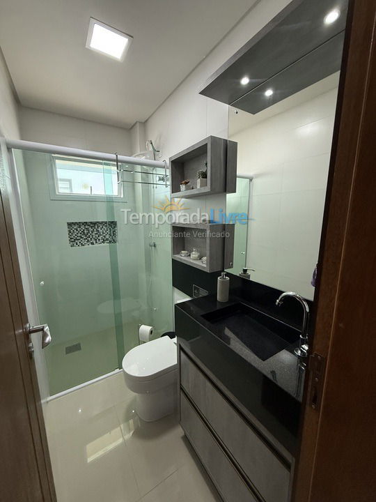 Apartamento para aluguel de temporada em Governador Celso Ramos (Praia de Palmas)