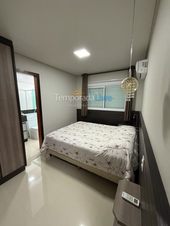 Apartamento para aluguel de temporada em Governador Celso Ramos (Praia de Palmas)