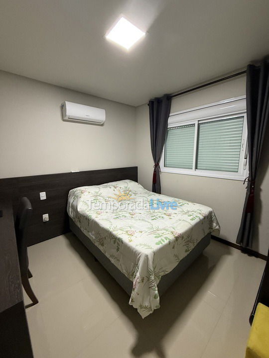 Apartamento para aluguel de temporada em Governador Celso Ramos (Praia de Palmas)