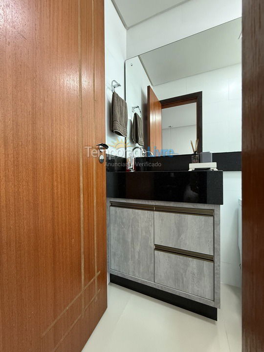 Apartamento para aluguel de temporada em Governador Celso Ramos (Praia de Palmas)