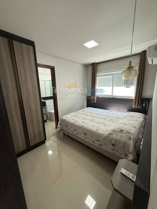 Apartamento para aluguel de temporada em Governador Celso Ramos (Praia de Palmas)