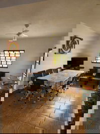 Sala com tv canais liberados e vent. teto