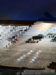 Area de churrasqueira com mesa de pimbolim e geladeira 