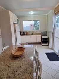 Cozinha sala jantar churrasqueira ao lado