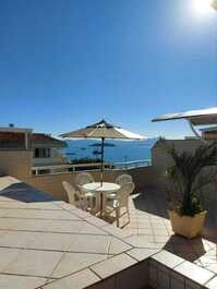 Ático con piscina y espectaculares vistas al mar.