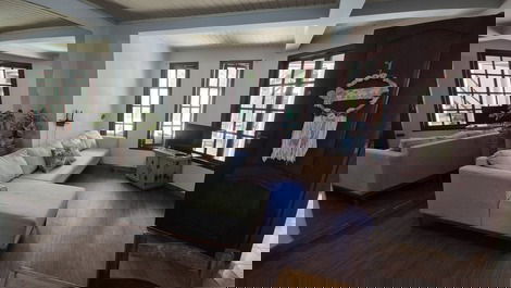 Casa com piscina no centro