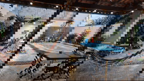 Casa com piscina no centro