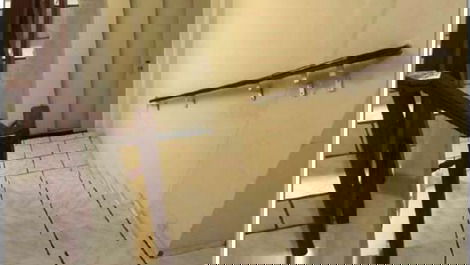 Elevador e escadaria