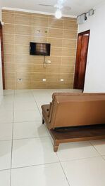 Sala com tv e sofás-cama
