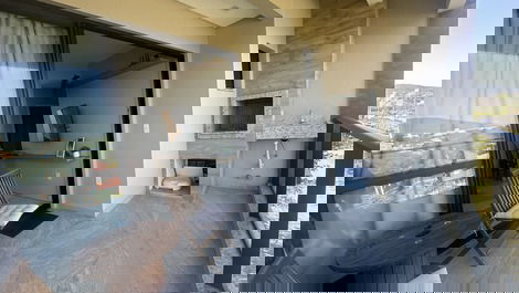 Sacada coberta com churrasqueira. ( incluiremos mesa com 4 cadeiras).