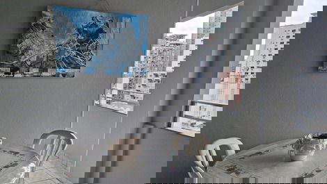 Mesa e cadeiras na sacada.