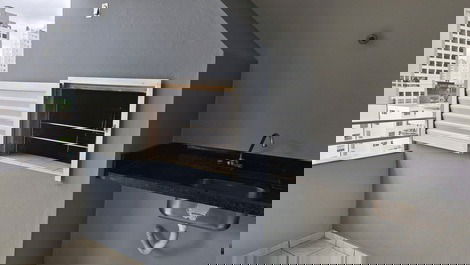 Churrasqueira e  pia na sacada.