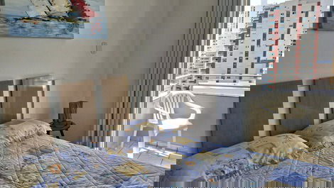 Cama de casal na suite.