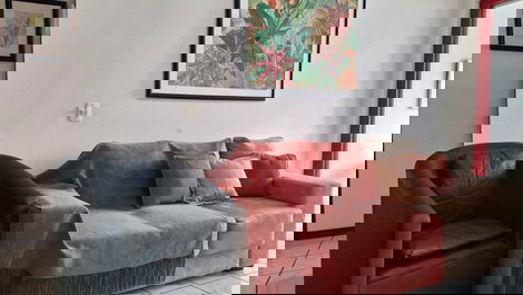 Sofá e poltrona na sala de estar.