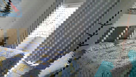 Visão geral da suíte, com bicama.