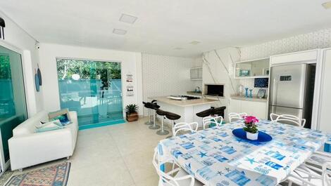 Casa com 7 quartos e piscina em Jurerê Internacional