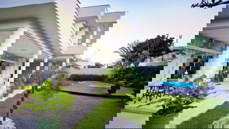 Casa com 6 quartos e piscina em Jurerê Internacional