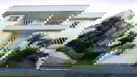 Casa com 6 quartos e piscina em Jurerê Internacional