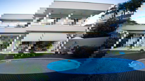 Casa com 6 quartos e piscina em Jurerê Internacional