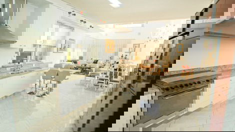 Casa com 6 quartos e piscina em Jurerê Internacional