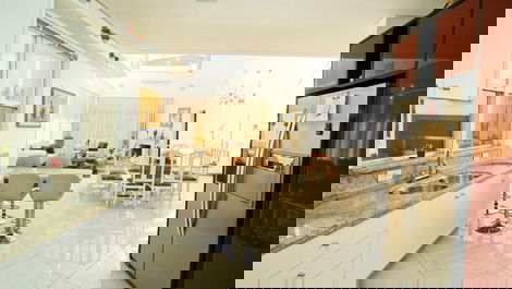 Casa com 6 quartos e piscina em Jurerê Internacional