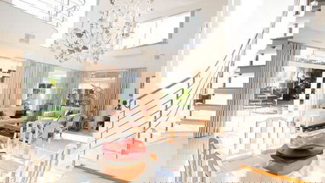 Casa com 6 quartos e piscina em Jurerê Internacional