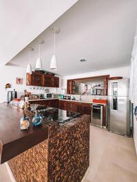 CASA MODERNA COM PISCINA E AR CONDICIONADO +5 VAGAS INTERNAS! PEREQUÊ