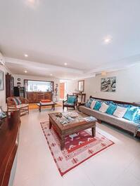 CASA MODERNA COM PISCINA E AR CONDICIONADO +5 VAGAS INTERNAS! PEREQUÊ