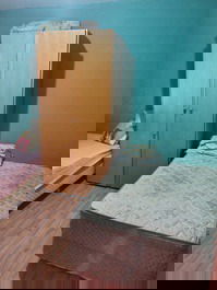 Quarto 1, contendo duas camas de casal e 01 guarda roupas 