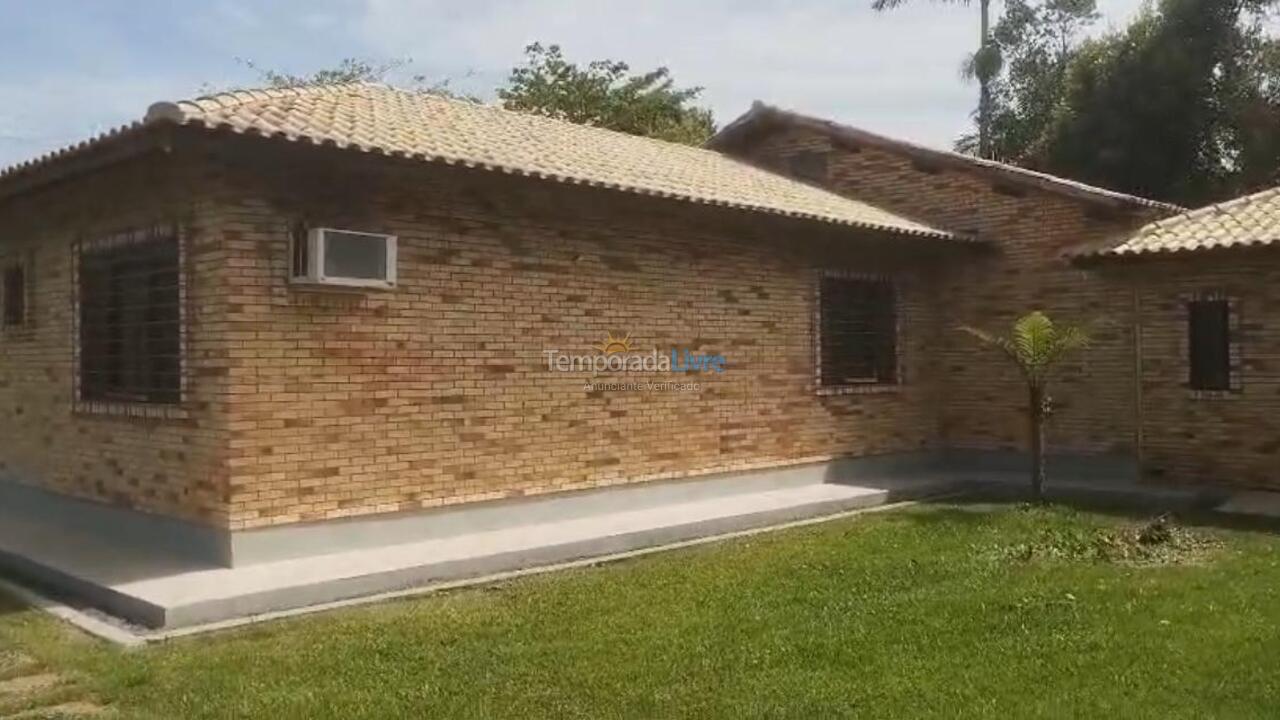 Casa para alquiler de vacaciones em Itapoá (Balneário das Palmeiras)
