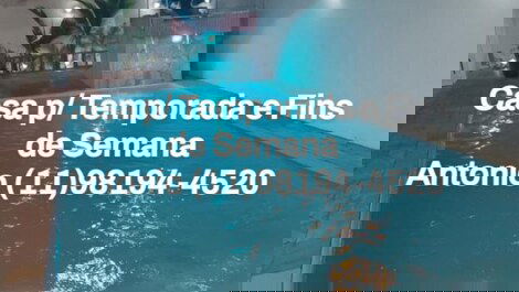 Piscina com cascata e hidromassagem