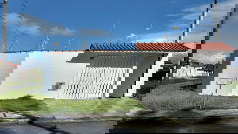 Fachada da casa com sistema de segurança (cerca elétrica)